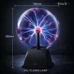 Lampe plasma géante avec éclairs électriques colorés à l'intérieur.