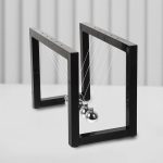 Péndulo de Newton con marco negro de diseño