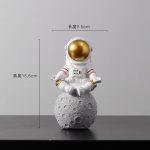 Figura de Astronauta en Meditación – Image 2