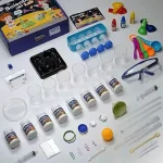 Ensemble de matériel scientifique pour expériences éducatives et ludiques, comprenant des fioles, pipettes, capsules, colorants, et accessoires pour expériences de chimie et biologie.