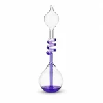 Pipette de laboratoire en verre avec spirale violette, utilisée pour la manipulation précise de liquides en sciences.