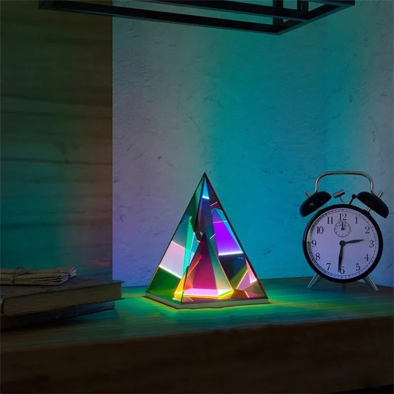 lampe-pyramide-holographique-rgb-1 Lámpara pirámide holográfica RGB – Image 1