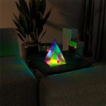 Lámpara pirámide holográfica RGB – Image 2