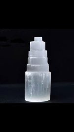 Lámpara de selenita con cristal y mandala – Image 4