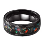 Bague en résine avec motif galaxie et effets lumineux intégrés.
