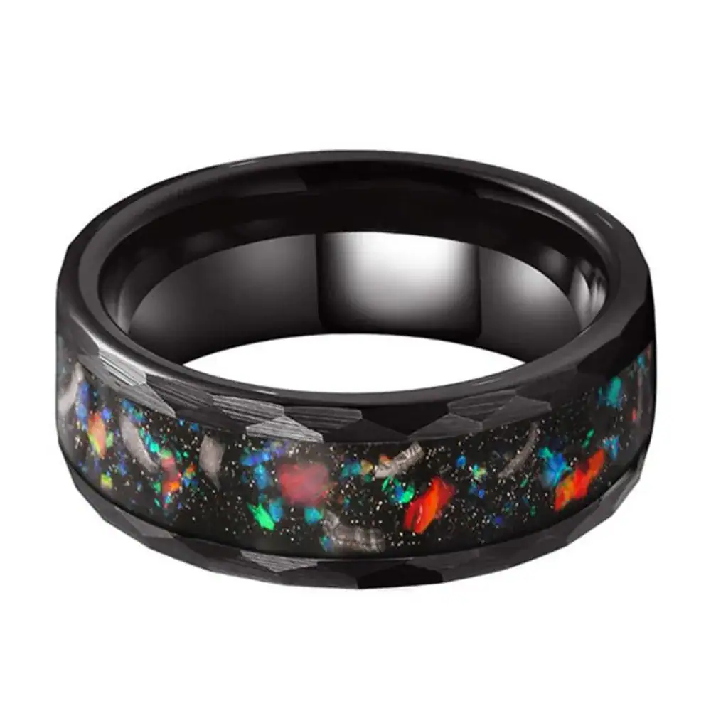 bague-astronomique-multicolore-1 Bague en résine avec motif galaxie et effets lumineux intégrés.