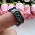 Anneau en résine avec paillettes colorées, idéal pour la décoration ou comme accessoire scientifique.