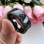 Anneau cosmique en résine avec inclusions d'astres, parfait pour les amateurs d'astronomie et de bijoux originaux.