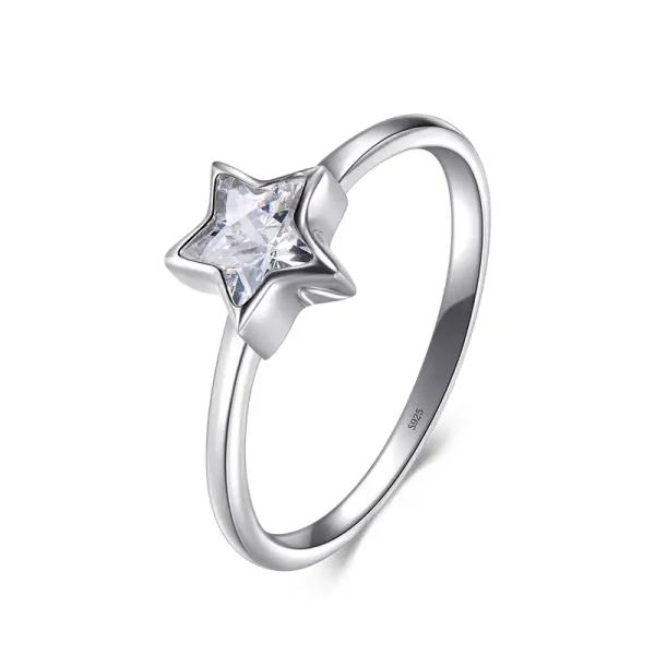 Bague en argent avec pierre en forme d'étoile, élégante et raffinée, idéale pour les amateurs de bijoux inspirés de l'astronomie et de la science.