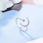 Pendentif en forme de lune et d'étoile, en argent sterling avec cristaux brillants, idéal pour une décoration ou un bijou inspiré de l'astronomie.