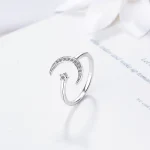 Bague en forme de lune et étoile ornée de cristaux, symbole de rêve et d'élégance, idéale pour une décoration de bijou scientifique ou artistique.