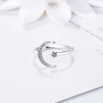 Bague en argent avec motif de lune et étoile incrustés de cristaux, design élégant et délicat, parfait pour une touche de magie et de science dans votre style.