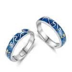 Anneaux de mariage en métal avec motif céleste en émail bleu et détails dorés, symbolisant l'univers et la connexion éternelle.