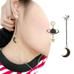 Boucles d'oreilles pendantes avec étoiles, lune et planète.