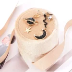 Boucles d'oreilles astronomie avec planètes et lune, bijoux fantaisie inspirés de l'univers, parfaits pour les amateurs d'astronomie et de style unique.