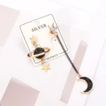 Bracelet cosmique avec pendentif planète, étoiles et lune, bijou en argent sterling 925, parfait pour les amateurs d'astronomie et de style unique.