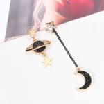 Épingles de sac à main avec motifs d'astronomie, étoiles et lune, en métal doré avec détails noirs et clairs, parfaites pour accessoires de mode inspirés de l'espace.