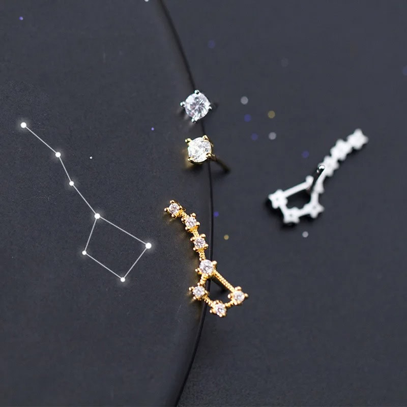 Pendentif étoile et constellation en bijoux d'astrologie Pendentif étoile et constellation en bijoux d'astrologie, avec des pierres brillantes et un design délicat, parfait pour les amateurs d'astronomie et de bijoux élégants.