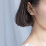 Boucle d'oreille délicate représentant une constellation étoilée, idéale pour les amateurs de sciences et d'astronomie.
