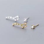 Boucles d'oreilles en forme de molécules avec pierres précieuses, design élégant et scientifique, parfaites pour les amateurs de science et de bijoux sophistiqués.