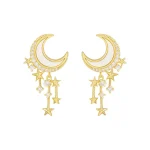 Lunettes de soleil en forme de croissant avec détails étoilés et pendentifs, parfaites pour un style original et tendance.