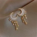 Bijoux lune et étoiles en or avec cristaux, design élégant et fantaisie, parfait pour accessoiriser une tenue ou offrir un cadeau original.