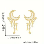 Lunettes d'oreilles en forme de croissant doré avec étoiles pendantes, décorées de petites pierres brillantes, parfaites pour un style original et féerique.