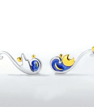Accessoire de décoration céleste en métal argenté et doré avec motifs de nuages et lune.