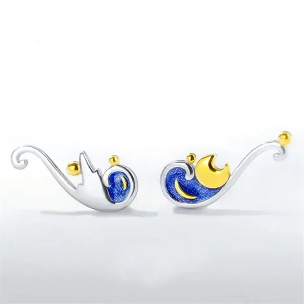 Accessoire de décoration céleste en métal argenté et doré avec motifs de nuages et lune.