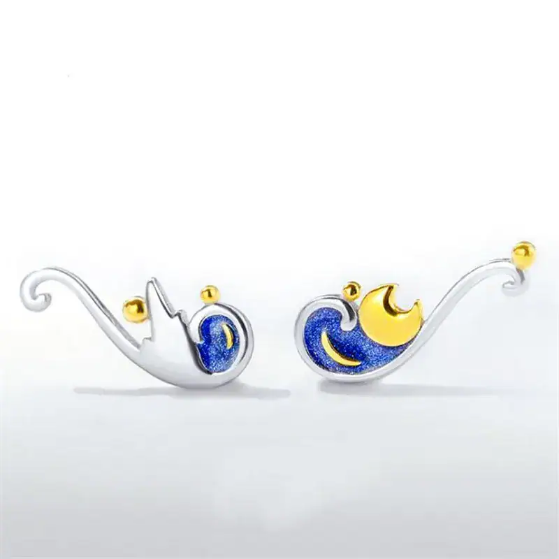 boucles-doreilles-nuit-etoilee-1 Accessoire de décoration céleste en métal argenté et doré avec motifs de nuages et lune.