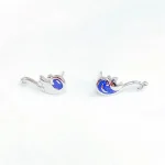 Pendentifs en forme de vagues marines en argent avec détails en émail bleu, parfaits pour une décoration ou un bijou inspiré de la mer.