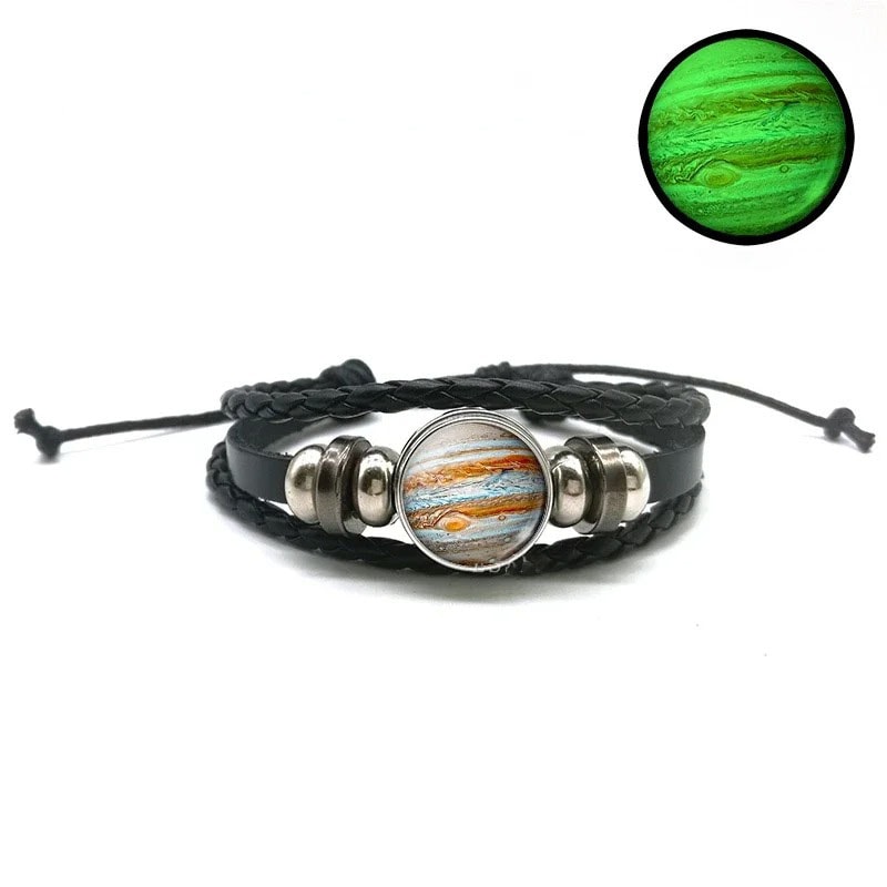 bracelet-fluorescent-jupiter-1 Bracelet en cuir noir avec pendentif en pierre représentant une planète ou un phénomène cosmique, idéal pour les amateurs d'astronomie et de décoration scientifique.
