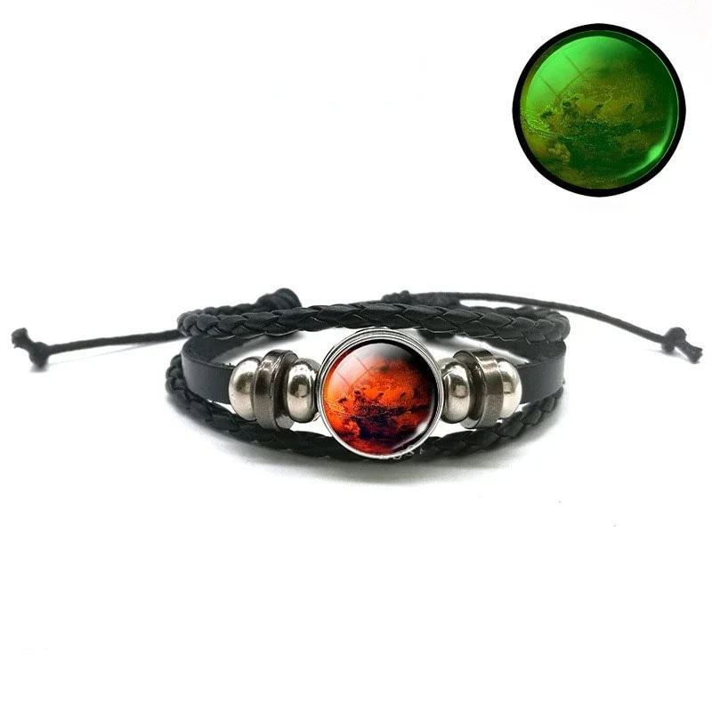 bracelet-fluorescent-mars-1 Bracelet en cuir noir avec pierre de lave rouge et éléments métalliques argentés, idéal pour la décoration scientifique ou comme accessoire tendance.