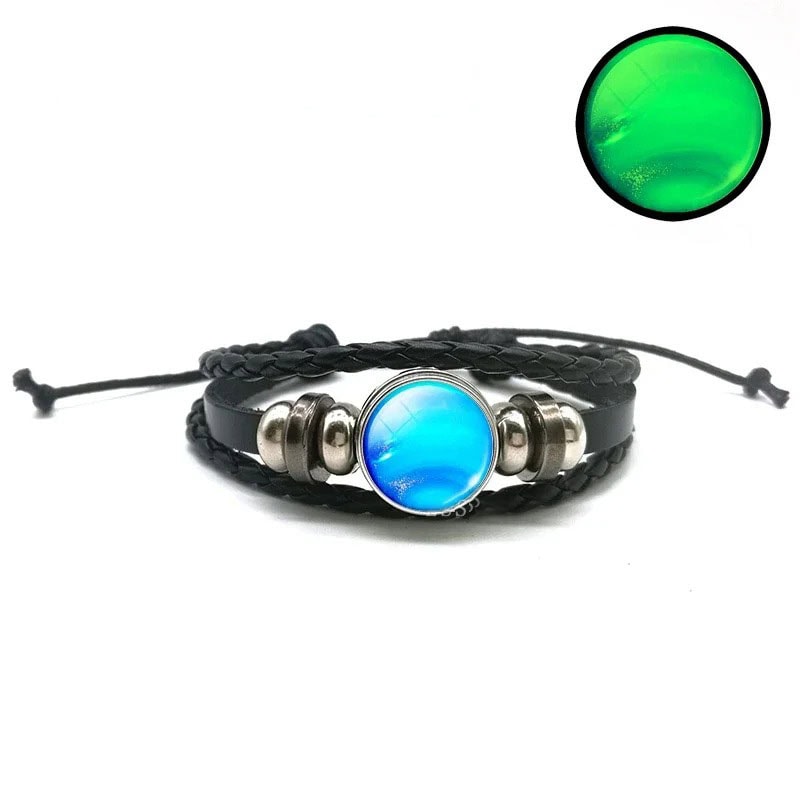 bracelet-fluorescent-neptune-1 Bracelet en cuir noir avec pierre de lave bleue et perles métalliques, style bohème chic, parfait pour un look tendance et original.