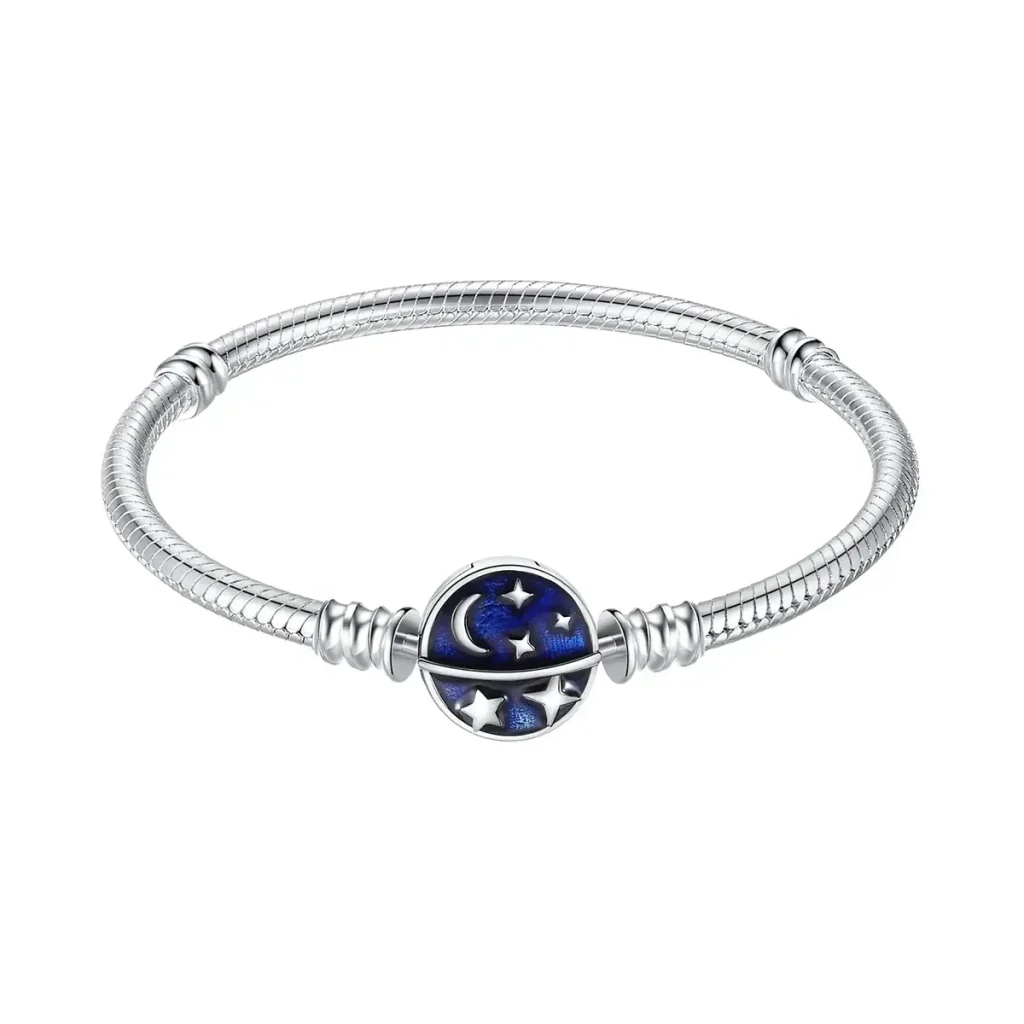 Bracelet en argent avec pendentif représentant un ciel étoilé, comprenant des étoiles et une lune, idéal pour les amateurs de science et d'astronomie.