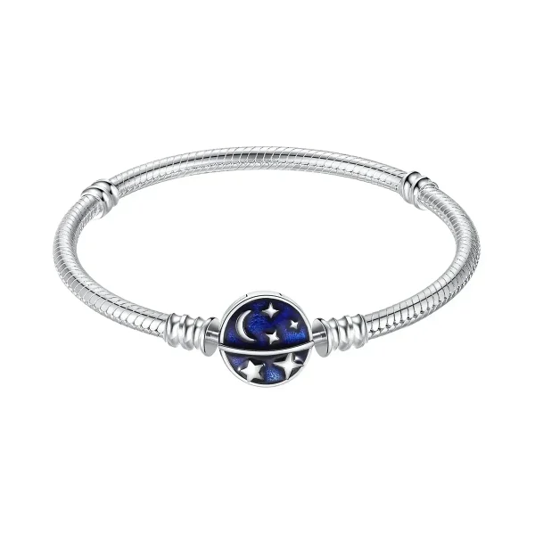 Bracelet en argent avec pendentif représentant un ciel étoilé, comprenant des étoiles et une lune, idéal pour les amateurs de science et d'astronomie.