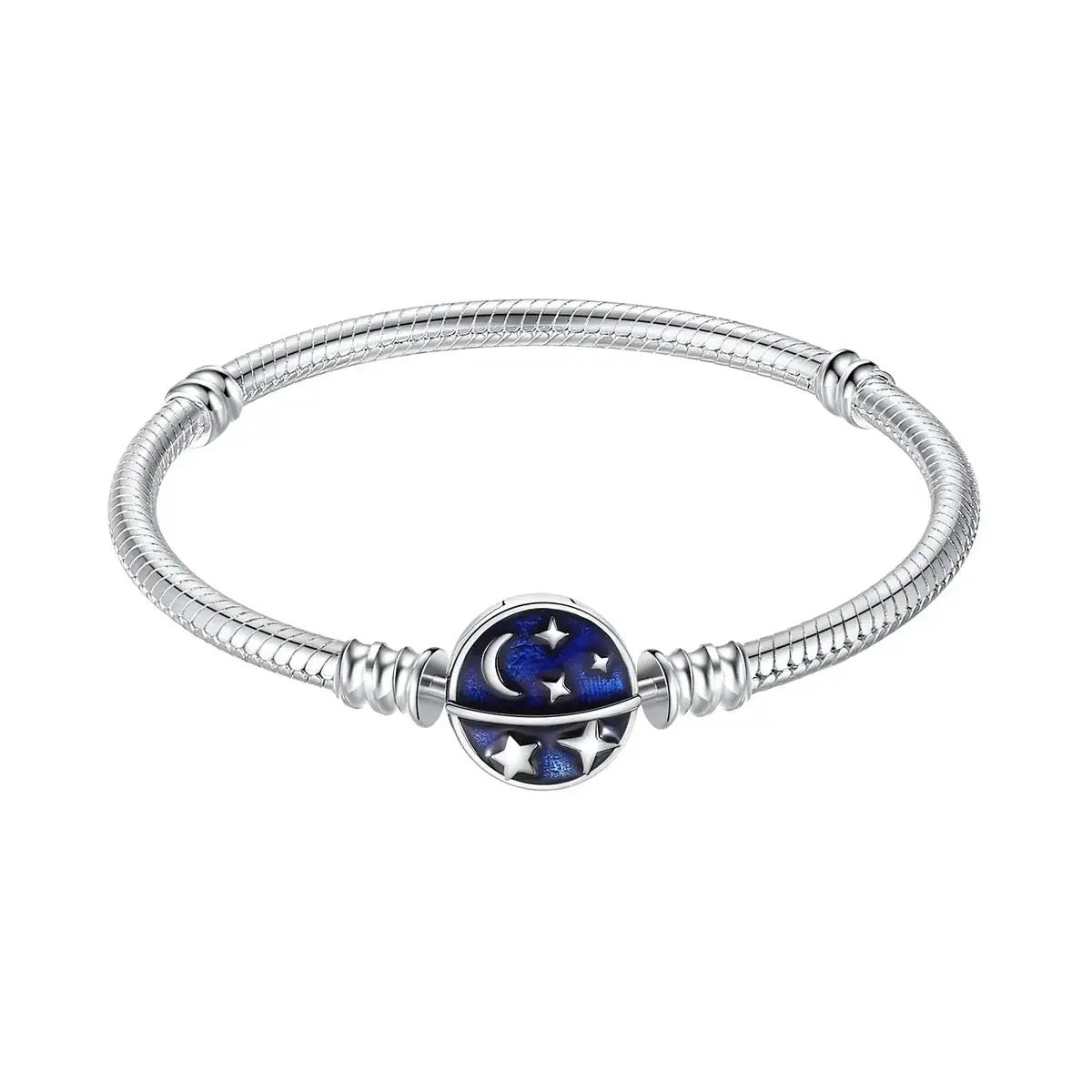 bracelet-nuit-etoilee-1 Bracelet en argent avec pendentif représentant un ciel étoilé, comprenant des étoiles et une lune, idéal pour les amateurs de science et d'astronomie.