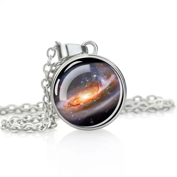 Pendentif rond avec image d'une galaxie, accessoire de décoration inspiré de l'univers, idéal pour les amateurs d'astronomie et de science.