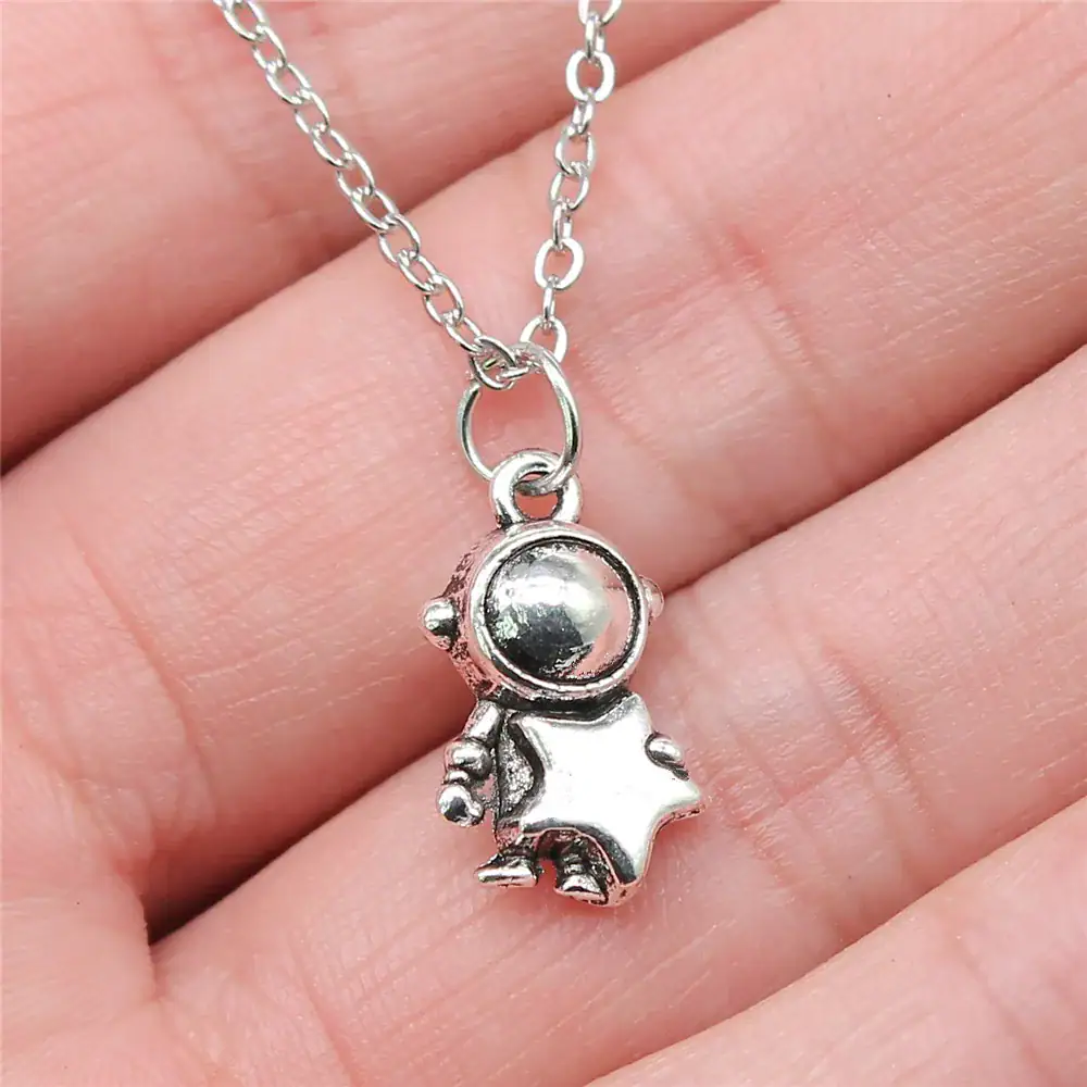 collier-astronaute-1 Collier avec pendentif astronaute en métal argenté, idéal pour les amateurs de science et d'exploration spatiale.