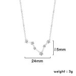 Collier délicat en argent avec pendentif constellation orné de cristaux, parfait pour une touche élégante et scientifique.