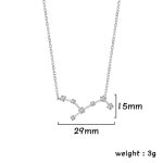 Collier en argent avec pendentif représentant une molécule scientifique ornée de cristaux brillants, idéal pour les amateurs de science et de décoration originale.