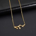 Collier en or avec pendentif constellation orné de diamants, élégant et sophistiqué, parfait pour une touche de style céleste.