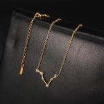 Collier en or avec pendentif Vierge orné de diamants, symbole astrologique pour la Vierge, finition élégante et raffinée, parfait pour les amateurs de bijoux astrologiques.