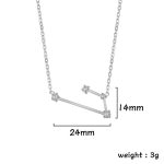 Collier en argent avec pendentif géométrique minimaliste orné de cristaux brillants, mesurant 24 mm de long et 14 mm de haut, idéal pour un style élégant et moderne.