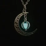 Pendentif lune en acier inoxydable avec une boule lumineuse suspendue, idéal pour une décoration mystique ou un accessoire de mode original.