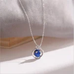 Collier avec pendentif représentant la planète Terre, symbole de l'univers et de la science, parfait pour les amateurs d'astronomie et de décoration scientifique.