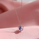 Pendentif globe terrestre en argent suspendu à une chaîne fine, symbole de voyage et de découverte. Parfait pour les amateurs de science et de géographie, ce bijou élégant allie style et passion.