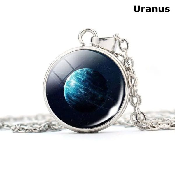 Pendentif en métal avec image de la planète Uranus, représentant un corps céleste bleu et glacé, suspendu à une chaîne en métal argenté.