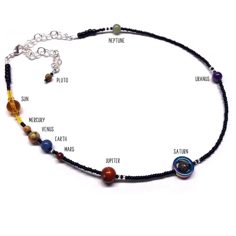 collier-systeme-solaire-1 Collier représentant le système solaire avec des perles colorées pour chaque planète.