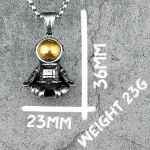 Pendentif astronaute en métal avec capsule de verre dorée, mesurant 23 mm de haut et 16 mm de large, suspendu à une chaîne. Idéal pour les amateurs de science et d'astronomie.